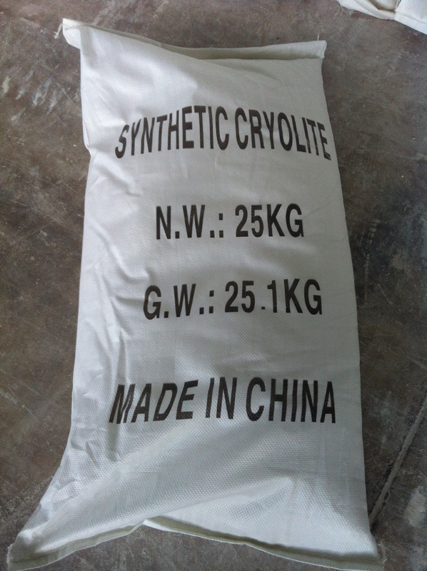 ผงสังเคราะห์ Cryolite โซเดียมอะลูมิเนียมฟลูออไรด์ผงทรายเม็ดอลูมิเนียมอิเล็กโทรไลต์เชื่อมล้อเรซินขัด